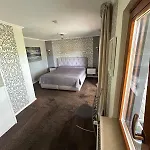 Stilvolle Im Zweifamilienhaus Mit Feldrandlage Und Zentraler Lage Apartment *