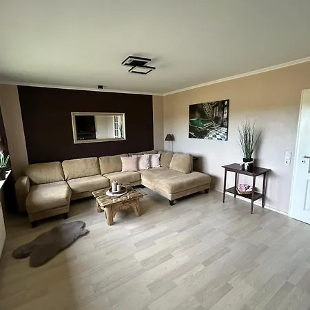 Stilvolle Im Zweifamilienhaus Mit Feldrandlage Und Zentraler Lage *