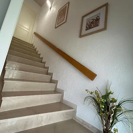 Stilvolle Im Zweifamilienhaus Mit Feldrandlage Und Zentraler Lage Rodenbach (Main-Kinzig)