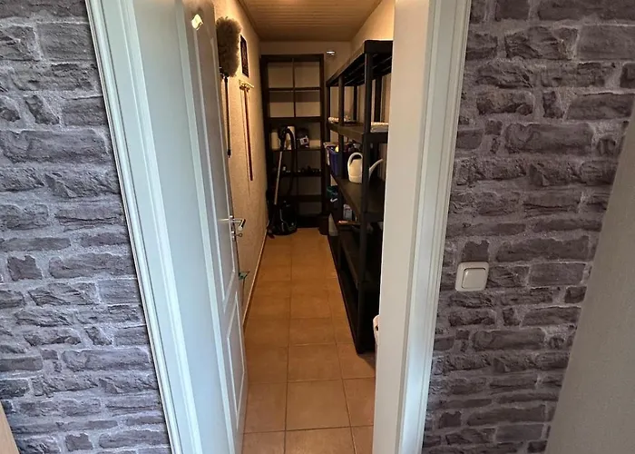 Stilvolle Im Zweifamilienhaus Mit Feldrandlage Und Zentraler Lage *